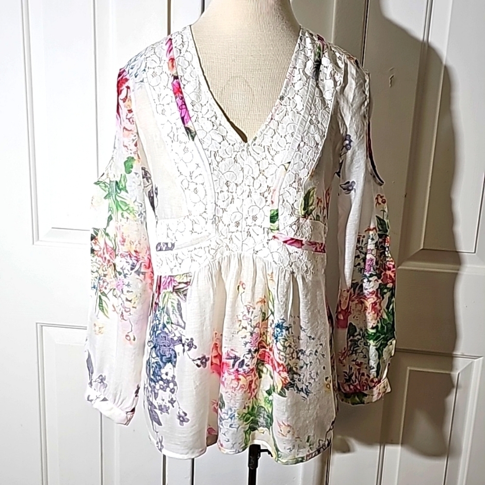 Cyrena blouse size medium Floral print with open shoulders Baby doll Cottagecore